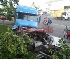 Esta es la rastra que provocó la tragedia vial en el bulevar Fuerzas Armadas de la capital de Honduras la tarde de este viernes. Fotos: Ronald Aceituno/ EL HERALDO