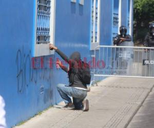 Aunque en el sector había presencia policial, los manifestantes rayaron la sede del partido de la estrella solitaria. Fotos David Romero| EL HERALDO