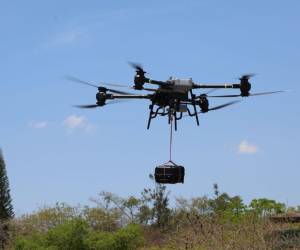 El 911 realizando una demostración de la capacidad de los drones que adquirió.