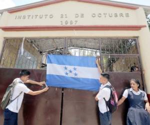 Ayer por la mañana las tomas en los colegios continuaron, el Instituto 21 de Octubre fue uno de ellos.