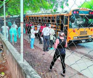 Los sureños que laboraban en Villanueva fueron trasladados al edificio de la antigua Escuela de Enfermería en Choluteca.