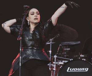 Carla Morrison cantó para más de 60 mil personas todas las noches de los conciertos de Coldplay en México.