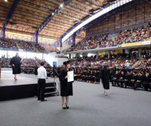 La graduación en la UNAH fue solemne y emotiva, con la presencia de familiares y amigos.