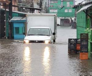 Complemente anegadas se encuentran varias calles céntricas de San Pedro Sula y la ciudad de La Ceiba, luego de las primeras lluvias dejadas por la masa de aire frío que afecta el territorio nacional y que ya llevó a Copeco a elevar a alerta verde siete departamentos.