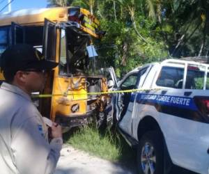 El pick up pertenece a una empresa de seguridad privada y el bus es de la ruta Tegucigalpa-Mateo. Foto: EL HERALDO