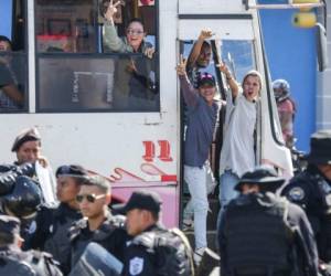 'No disparen', 'libertad', gritaban los manifestantes a los agentes que de forma violenta los rodearon en el parqueo de un centro comercial, donde se estaban agrupando para iniciar la marcha.