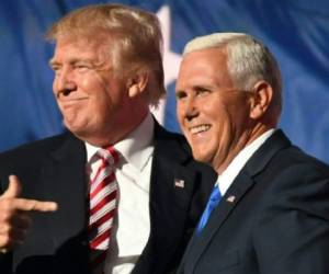 Mike Pence junto a Donald Trump, presidente de los Estados Unidos. (AFP)