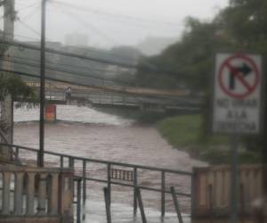 Las fuertes lluvias que han azotado la capital han provocado daños materiales.