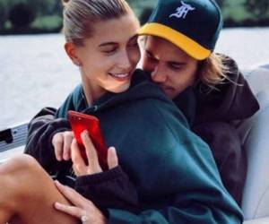 Hailey Baldwin y Justin Bieber se muestran muy cariñosos en las redes sociales.