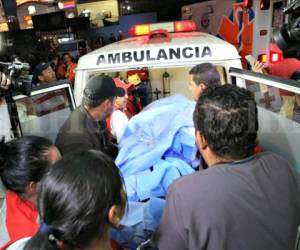 La llegada de las víctimas esta noche al Hospital Escuela Universitario (HEU). Foto: Jimmy Argueta / El Heraldo.