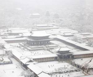 El Palacio Gyeongbok está cubierto de nieve en medio de una fuerte nevada en el centro de Seúl, Corea del Sur, el 27 de noviembre de 2024.