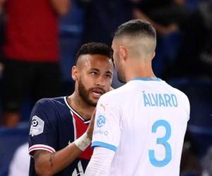 Neymar y Álvaro González se enfrentan en el partido entre el PSG y el Olympique de Marsella. Foto: AFP