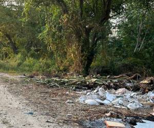 En los bordos y cerca de un promontorio de basura fue descubierto el cuerpo sin vida.