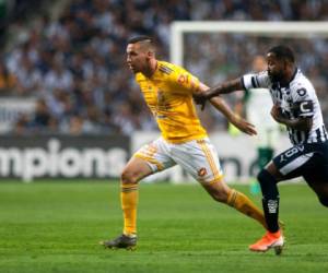 Dorlan Pabon del Monterrey mexicano compite por el balón con el mexicano Tigres Jesus Duenas durante el partido de fútbol de la Liga de Campeones de CONCACAF en el estadio BBVA Bancomer en Monterrey, México, el 1 de mayo de 2019. / AFP / Julio Cesar AGUILAR.