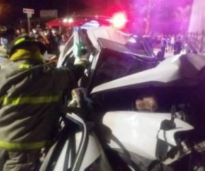 El carro impactó contra una rastra en la colonia Modelo de San Pedro Sula.