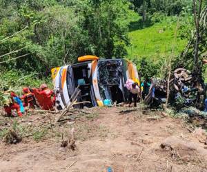 La unidad cayó al precipicio tras perder el control en la carretera.