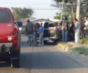 Varias personas se acercaron a la escena del crimen para tratar de identificar a las personas que fueron acribilladas en el sector de Bermejo.