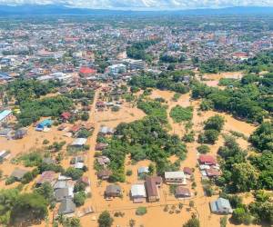 Las inundaciones han afectado a 30,807 familias, de acuerdo al Departamento de Prevención y Mitigación de Desastres del país.