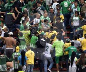 Un aficionado murió a consecuencia de las heridas que sufrió al caer de la parte alta de la tribuna sur. Foto: Vanguardia Liberal.