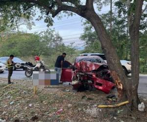 Su cuerpo quedó inerte dentro del automóvil, mientras que una segunda persona que viajaba con él resultó gravemente herida.