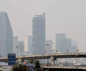 Vista de la contaminación del aire en la Ciudad de México el 15 de mayo de 2019. Las autoridades de la Ciudad de México y el área metropolitana estudian un protocolo de contingencia para la contaminación ambiental que se ha agravado debido a docenas de incendios forestales.