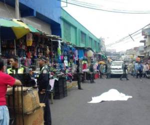 La persona muerta en la zona de los mercados de Comayagüela permanece como desconocida (Fotos: Estalin Irías / Sucesos EL HERALDO Honduras)