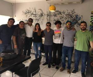 La banda Alterna junto a el equipo de producción del video.