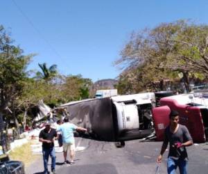 La rastra quedó volcada a lo ancho de la carretera en Choluteca.