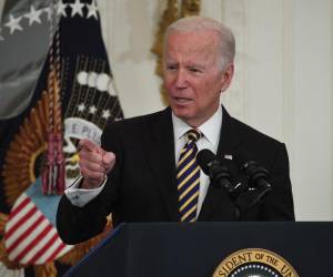 El presidente de EE. UU., Joe Biden, habla durante una ceremonia en honor a los maestros nacionales y estatales del año 2022 del Consejo de Oficiales Principales de Escuelas Estatales, en la Sala este de la Casa Blanca en Washington, DC, el 27 de abril de 2022.