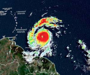 Las autoridades instan a la población a refugiarse y prepararse ante la llegada del huracán.