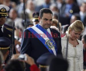 En su último día como presidente de El Salvador, Tony Saca y su esposa, Ana Ligia de Saca, llegan a la ceremonia de juramentación del nuevo mandatario, Mauricio Funes, en San Salvador, El Salvador. (AP Foto/Dario Lopez-Mills, Archivo)