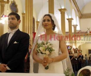 David Rivera Gaekel e Ivonne Hernández Bonilla se dieron el 'Sí, acepto' en la Basílica de Suyapa en una íntima ceremonia. Foto: Alejandro Amador/El Heraldo