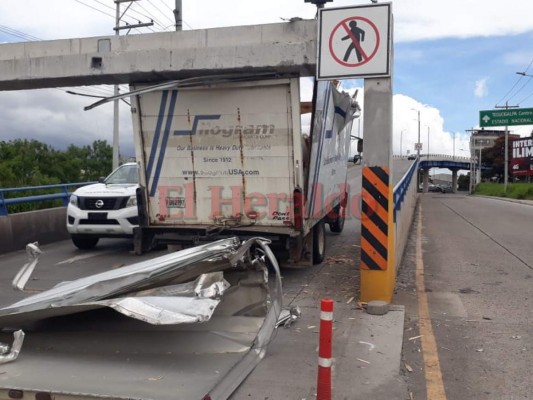 El camión impactó en la barra al intentar ingresar al puente a desnivel de El Prado en Tegucigalpa. Foto: Alex Pérez/EL HERALDO.