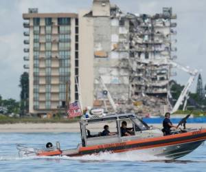 La alcaldesa del condado de Miami-Dade, Daniella Levine Cava, dijo que ésta decisión debe tomarse “con mucho cuidado y metódicamente', considerando el posible impacto en la pila de escombros y su efecto en la búsqueda. Foto: AP