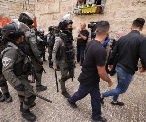 Las fuerzas de seguridad israelíes ingresaron en la Explanada de las Mezquitas para “desalojar” a estos manifestantes y “restablecer el orden”, precisó la policía.