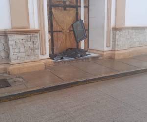 Tendido en el suelo quedó hombre al frente de iglesia católica en La Esperanza, Intibucá.