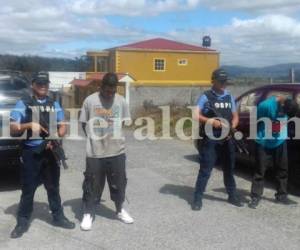 En posesión de dos vehículos con reporte de robo fueron detenidos dos jóvenes en la colonia El Manantial de Comayagüela (Foto: Alex Pérez / EL HERALDO Honduras / Sucesos de Honduras / Noticias de Honduras)