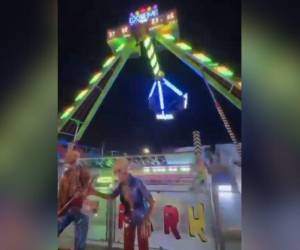 Un juego mecánico conocido como “Extreme” colapsó en plena feria de Daule, Ecuador, dejando al menos 10 personas heridas y provocando momentos angustiantes entre los presentes.