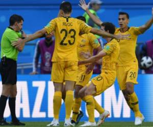 Los jugadores australianos reclaman al árbitro Álvaro Cunha la acción en la que usó el VAR.