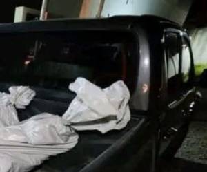 Este fue el momento en el que trabajadores del Ministerio Público trasladaron los cuerpos de la pareja a la morgue.