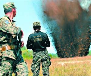 La fuerza terrestre, con su equipo de expertos, es la encargada de destruir las pistas clandestinas construidas a lo largo de La Mosquitia.