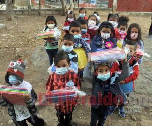 La comitiva de estudiantes acudió a la entrega de útiles escolares bien abrigados, con su mascarilla y manteniendo el distanciamiento. En sus miradas reflejaban la alegría de recibir sus cuadernos.