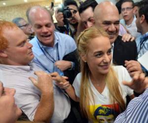 La esposa del encarcelado líder de la oposición venezolana Leopoldo López, Lilian Tintori , sonríe tras conocer los resultados de las elecciones legislativas.