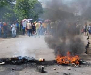 Cansados de los altos cobros, los pobladores se tomaron la carretera que conduce a Namasigüe. (Foto: El Heraldo Honduras)