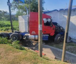 El cabezal impactó contra un muro perimetral de la zona tras impactar contra varios vehículos.