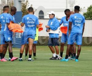 El equipo nacional durante su última práctica este día.