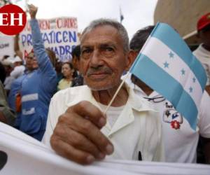 Un obrero protestó el miércoles 24 de abril en los bajos del Congreso Nacional, un día antes que se aprobaran dos decretos que buscan reformas en Educación y Salud. Foto Emilio Flores| EL HERALDO