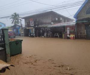 Roatán, Islas de la Bahía, reportó inundaciones este miércoles. Las autoridades llaman a tomar medidas.