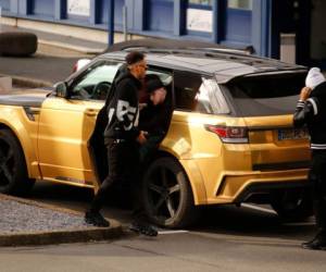 Pierre-Emerick Aubameyang en el aeropuerto de Dortmund, Alemania. (AFP)