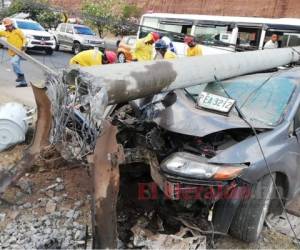 Así quedó el vehículo tras impactar contra el poste en el anillo periférico. Foto: Estalin Irías/ EL HERALDO